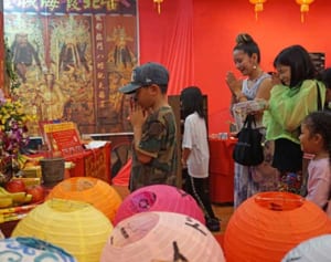 “アジア最強”の縁結びの神様が沖縄に　年間7千組が成就の台湾「月下老人」、12月末まで