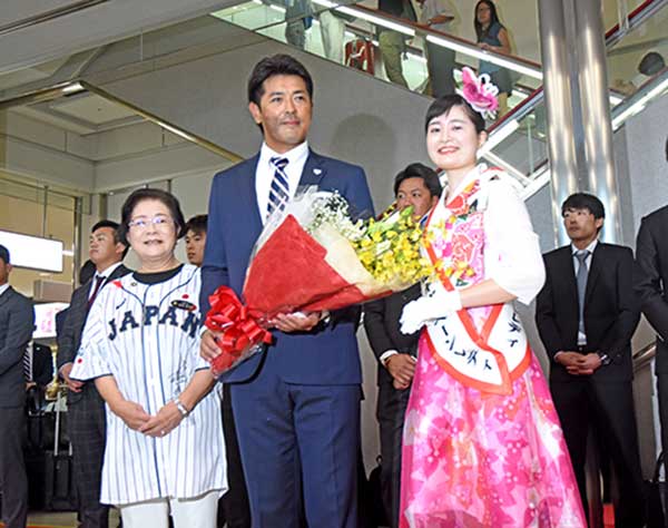 侍ジャパン、那覇入り　野球日本代表を歓迎「カナダ戦ちばりよー」