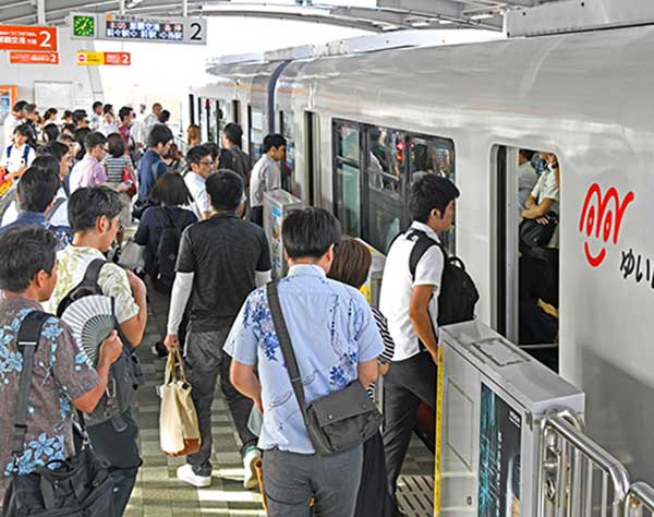 東京の通勤ラッシュ、沖縄にも　「隙間ない」　乗客、ドア前に立ち往生　ゆいレール延長区間開業