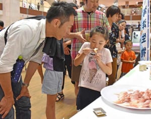 フルーツ魚のお味いかが　沖水高、企業と共同研究　ライカムで試食会　かんきつ風味で食べやすく