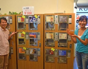 市場っ子の夢実現！　那覇市牧志にスタンドバー開店　18種類の泡盛楽しめる自販機も