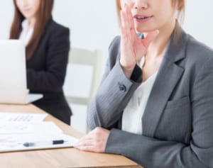 対人関係に悩む人へ…「ほめる陰口」をたたく練習をしよう