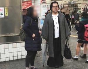 小手伸也 物議を醸した「下北的なノリ」全開の私服コーデ