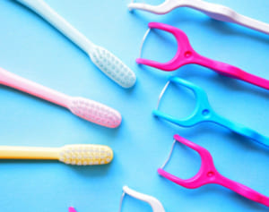 口のにおいの正しいケア…「歯ブラシで“舌磨き”はNG」と医師