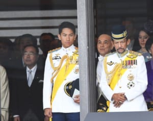 即位式 6分遅れの開始にあったイケメン王子の滑り込み騒動