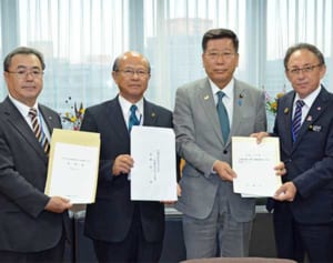 知事、沖縄相に3190億円満額確保要望　来年度予算、市長会長・町村会長と共同で
