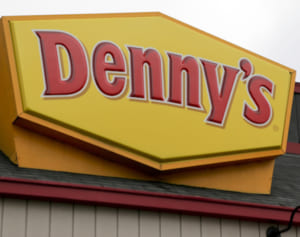 22kmを5時間かけ徒歩通勤するウェイトレスに客が車をプレゼント