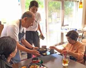 「当たり前の風景に」　豊見城で「注文を間違える喫茶店」　認知症の人接客、笑顔あふれ