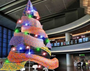 クリスマスシーズンに沖縄に行くならこれが見られる！　那覇空港に伝統染め織のクリスマスツリー