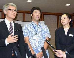 首里城再建へ知事直轄組織を設置　職員3人に辞令交付　玉城知事「スピード感持って対応を」