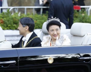雅子さま　パレードでも涙ぬぐわれ…もらい泣きする人も続出