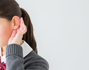 「聞こえづらい」を老化で片づけるな！難聴が招くトラブルの数々