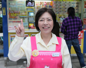 年末ジャンボ宝くじ“億当せん”売り場に鼻ツヤ販売員の姿アリ