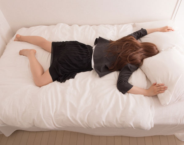 「うつぶせ寝＝腎疾患のサイン」と専門家、寝相で見抜く健康状態
