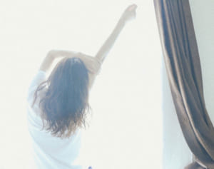 ヨガ専門家語る“寝相でわかる不調”「あおむけ大の字」は健康とも