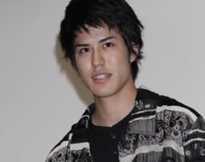 佐藤浩市の息子・寛一郎　役者一家で幼少期から親交を深めていた「国民的アイドル」と「大物脚本家」