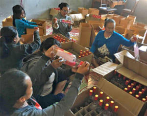 泡盛のルーツとも　ラオスの女性たちが造る「ラオラオ酒」の可能性