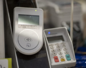 キャッシュレス時代の悲鳴、オートチャージに潜む“浪費の罠”