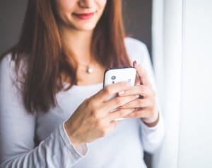 SNSで知り合った交際相手にナイフで名前刻み…19歳の男を逮捕