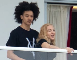 マドンナに新恋人？　35歳下のバックダンサーと親密ショット