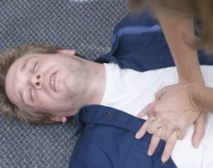 7歳の女の子、YouTubeで学んだ心肺蘇生法で母親を救助