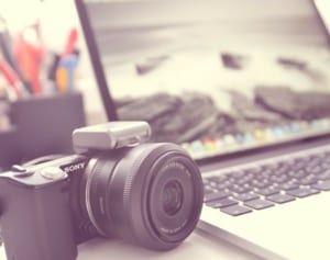 家族写真から継子を排除しようと…母親に非難集まる