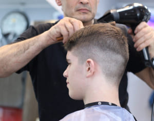 息子のヘアカットをした理容師を銃撃　父親が逃走