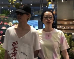 島袋寛子　12歳下夫と手つなぎデート【2019ベストスクープ】