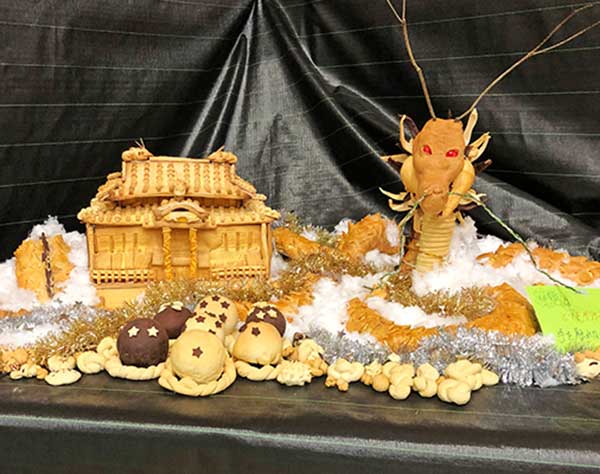 神龍、願いかなえて！高校生が首里城復興願い、お菓子の首里城と神龍パン製作