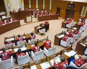 戦隊ヒーローのウエア着用で議場に　沖縄・うるま市議会が闘牛PR　背中に子どもに人気の「闘牛戦士ワイドー」