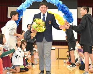 「目標持つことが夢につながる」　オリックス入団の宮城大弥さん　子ども時代、食事に事欠くほど家庭貧しく　母校の児童にエール