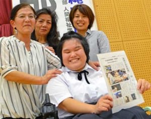 努力重ねサクラ咲く　特支の漢那萌さん、沖国大に合格　垂れ幕で学校挙げ祝福　「将来は社会福祉士に」