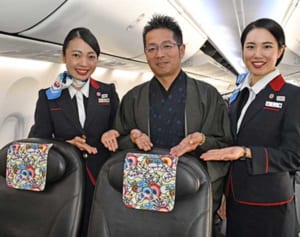 機内から沖縄気分を♪　JTAのヘッドレストカバーにあでやかな琉球紅型