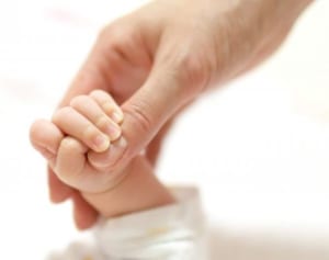 生きたまま葬られた赤ちゃん インドで絶えない女性蔑視の悲劇