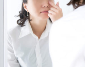 目の不調は“眼球への圧力”原因か、医師ら語る「骨と血流」の関係