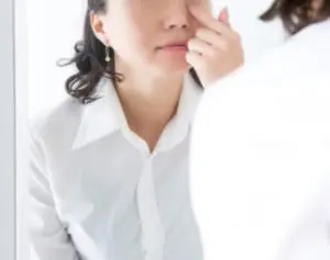 目の不調は“眼球への圧力”原因か、医師ら語る「骨と血流」の関係