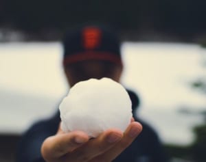 車に雪玉投げつけた子どもを銃撃、ドライバーが逃走中