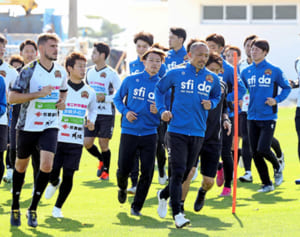 FC琉球、J1昇格へ始動　小野伸二「笑って終わるシーズンにしたい」　選手がストレッチで軽い汗