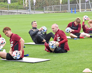 イニエスタが来た！スター選手ら間近に　ヴィッセル神戸の歓迎セレモニー開催　読谷村でキャンプ