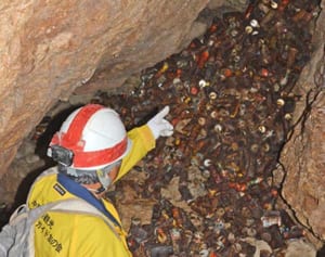 一体どこから…　遺骨が眠る洞窟に流れ込む大量のごみ　沖縄・摩文仁の丘周辺の戦跡　収集作業のNPOが早期撤去訴える