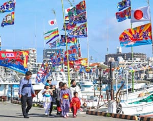 鮮やかな大漁旗で旧正月をお祝い　糸満、豊漁願う
