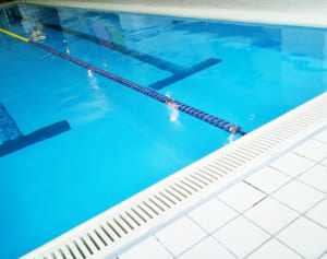 絶対休めない医師は、風邪かな？と思ったらプールに入っている