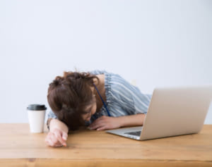 睡眠不足は「乳がん」リスク高め…がんにまつわる二択クイズ