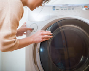 タテ型ドラム型、どっちが汚れを落とす？洗濯の常識クイズ