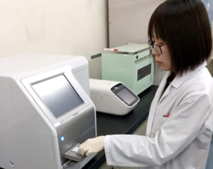 東芝が開発した「1滴の血液」からがんを発見、精度は「99％」