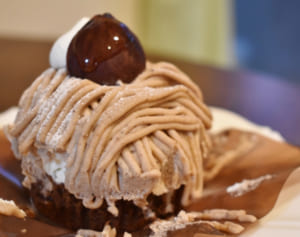 スイーツ2択クイズ　モンブランといちごタルト、太るのは？