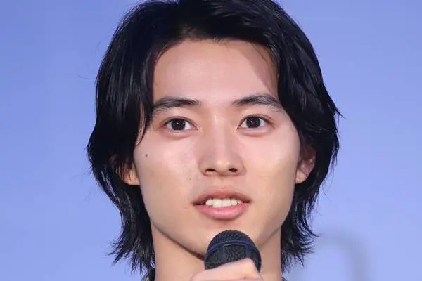 山崎賢人 2020年初インスタで“脚長”全身ショットに大反響 | 女性自身