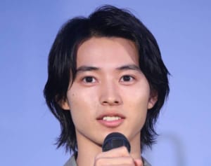 山崎賢人 2020年初インスタで“脚長”全身ショットに大反響