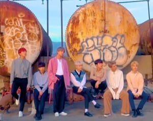 BTS“大ヒット写真集”撮影オフショット映像で見せる笑顔