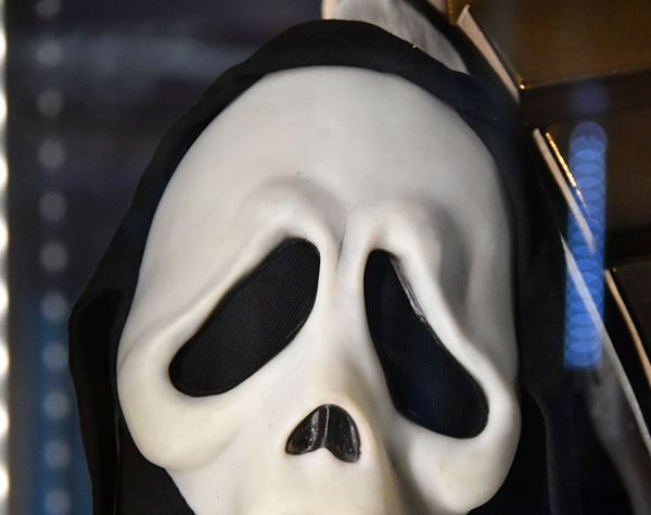 『スクリーム』のマスクをつけた武装強盗の情報にFBIが報奨金